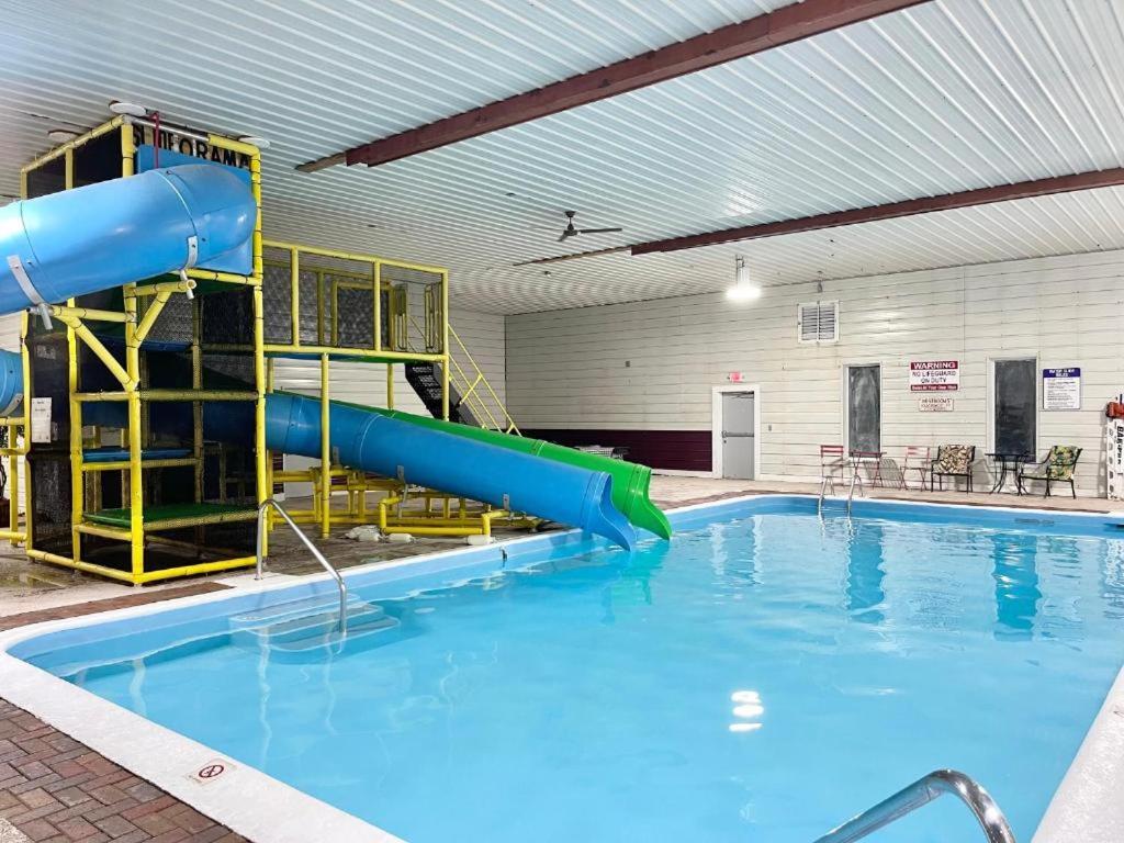 Camp Inn Lodge Au Sable Ngoại thất bức ảnh